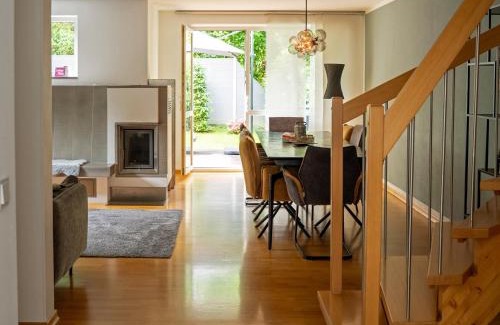 Herrsching am Ammersee House | Ferienhaus Herle in Seenähe - mit Garten, Kamin & Hund willkommen