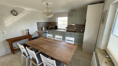 Bad Hersfeld House | Ferienhaus Platzhirsch in Bad Hersfeld mit Garten, 2 Bäder, 3 Schlafzimmer & Küche - gratis Parkplätze