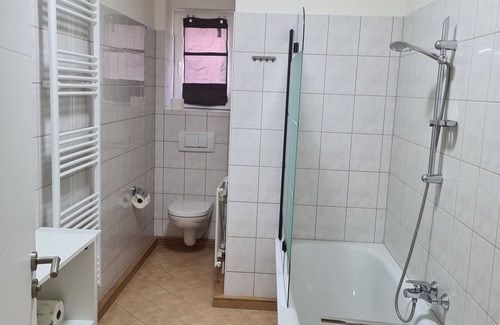Arnsdorf Apartment | Ferienwohnung 1- Raum mit Balkon, Zusätzl. Kinderbett Möglich 20min v. Dresden