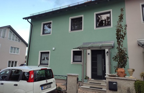 Traunreut Apartment | Ferienwohnung 55qm mit Balkon und Gartenblick