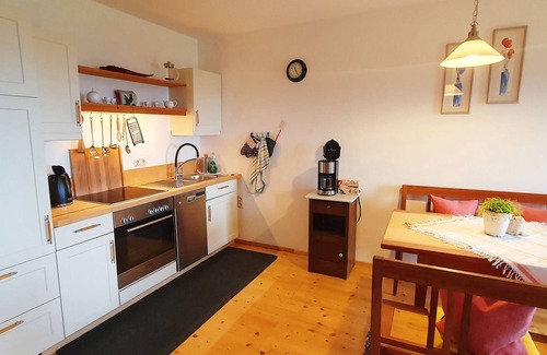Frasdorf Apartment | Ferienwohnung 57m², 1. Stock, Eigener Eingang, 2 Balkone, 1 Schlafzimmer, TV