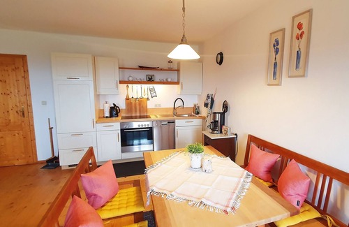 Frasdorf Apartment | Ferienwohnung 57m², 1. Stock, Eigener Eingang, 2 Balkone, 1 Schlafzimmer, TV