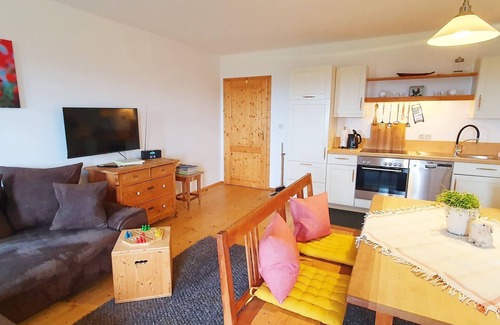 Frasdorf Apartment | Ferienwohnung 57m², 1. Stock, Eigener Eingang, 2 Balkone, 1 Schlafzimmer, TV