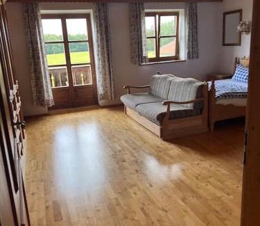 Otterfing Apartment | Ferienwohnung am Bauernhof
