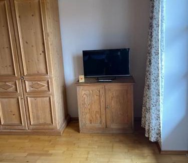 Otterfing Apartment | Ferienwohnung am Bauernhof