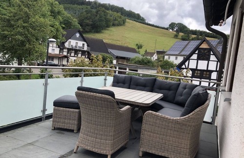 Sundern Apartment | Ferienwohnung Grewe mit 77qm und Balkon - in Ruhiger Lage