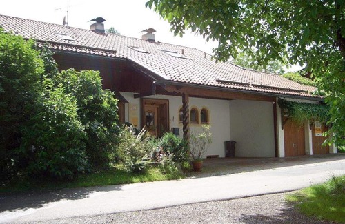 Frasdorf Apartment | Ferienwohnung für 2 Personen, 32 qm, ebenerdig, Wohn/Schlafraum kombiniert, TV, W-Lan, Terrasse, Gartenmöbel