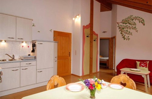 Bad Feilnbach Apartment | Ferienwohnung "Kirsche" 55 qm bis 4 Personen, 2. Obergeschoss, 2 separate Schlafzimmer, Ostbalkon.