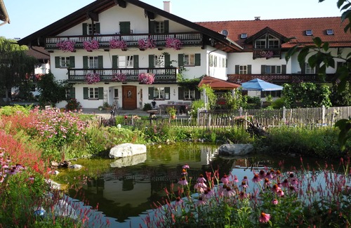 Bad Feilnbach Apartment | Ferienwohnung "Kirsche" 55 qm bis 4 Personen, 2. Obergeschoss, 2 separate Schlafzimmer, Ostbalkon.