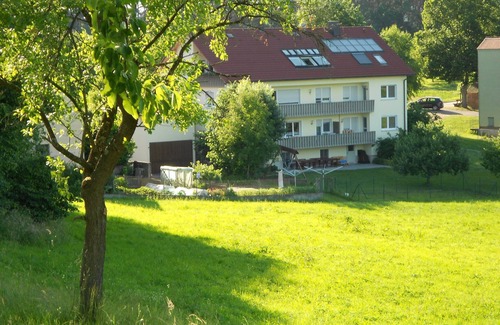 Absberg Apartment | Ferienwohnung mit kleiner, überdachter Frühstücksterrasse