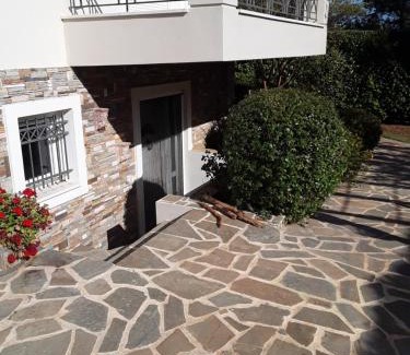 Dasamari House | Ferienwohnung zwischen City Athen Strand und Flughafen in den Bergen
