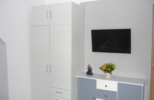 Wanderup Apartment | Ferienwohung Hanl - schöne FeWo mit 2 Schlafzimmern mit TV, Garten und großem Badezimmer
