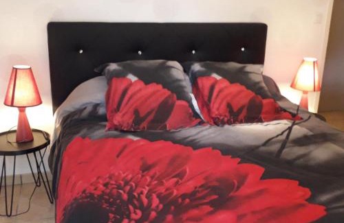 Bourbon-l'Archambault House | Fermette rénovée avec jardin clos, animaux acceptés, WiFi et parking - FR-1-489-87