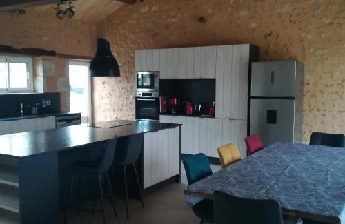 Le Vigeant House | Fermette rénovée spacieuse, calme et lumineuse