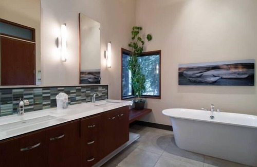 Truckee House | Fernwood Folly- Modern 4 BR w Hot Tub- Pet Friendly- Gym and Pool Access