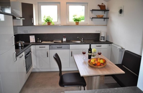 Arnbruck Apartment | FeWo mit 2 Schlafzimmern, Wohnzimmer & Balkon mit Blick auf die Berge