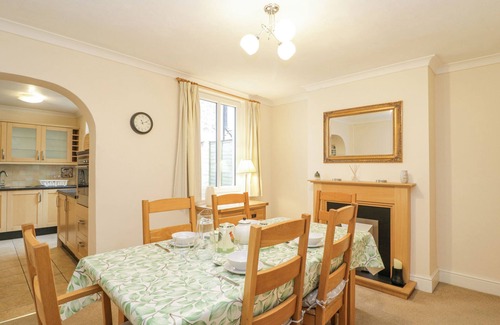 Malvern Cottage | FIDDLERS PIT COTTAGE, pet friendly, with a garden in Malvern