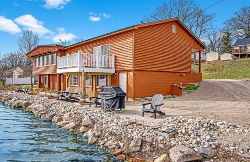 Mayfield House | Fife Lake 2BR Getaway with Hot Tub