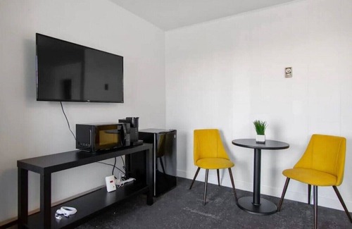 Fillmore Apartment | Fillmore Lodge: Comfortable 2 Double Queens Room