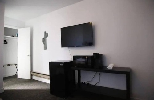 Fillmore Apartment | Fillmore Lodge: Cute Queen Room at Special Rate!