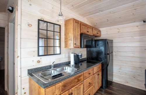 North Sebago Cabin | FINCH - RESORT WITH 12 PROPERTIES. NATURAL POND FOR SWIMMING. CAFE ON SITE.