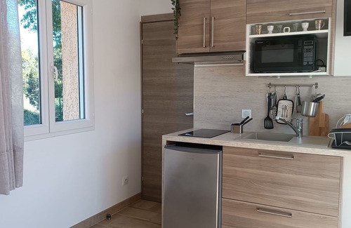 Saint-Martin-de-Londres Apartment | Finches Nest - Self-contained apartment for two with swimming pool and jacuzzi!