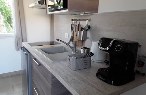 Saint-Martin-de-Londres Apartment | Finches Nest - Self-contained apartment for two with swimming pool and jacuzzi!