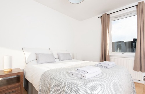 Aberdeen West End Apartment | Find "Dwellcome Home" Spacious 2 bedroom with 2 double and 1 single beds
