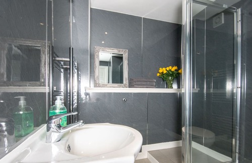 Aberdeen West End Apartment | Find "Dwellcome Home" Spacious 2 bedroom with 2 double and 1 single beds