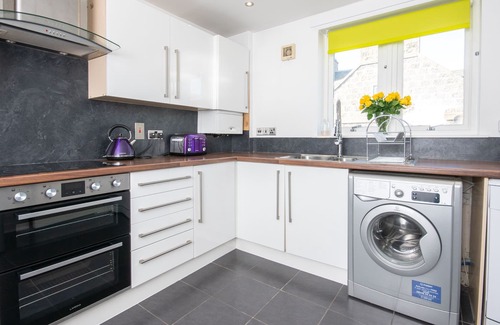 Aberdeen West End Apartment | Find "Dwellcome Home" Spacious 2 bedroom with 2 double and 1 single beds