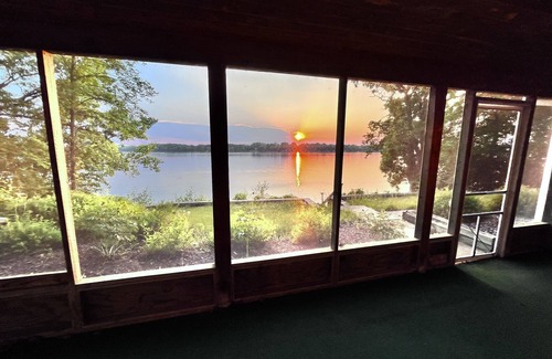 Dassel House | Find your happy place at Big Swan Lake. Enjoy peaceful sunsets. Pets welcome.