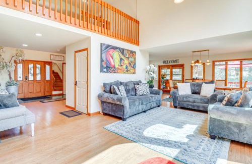 Lake Harmony House | Fire Pit and BBQ Elegant Split Rock Resort Getaway!