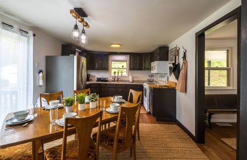 McArthur House | Fire Pit, Peaceful & Quaint Near Moonville Tunnel