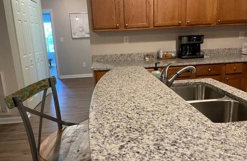 Western Branch North Apartment | First Class Lvng - 2BR, 2BA, cool/cozy