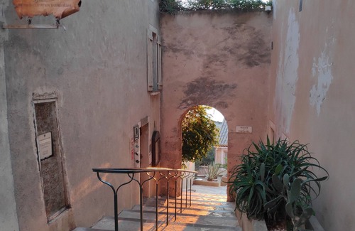 Bages House | Fisherman's view: An idyllic retreat for a couple, facing a stunning lake