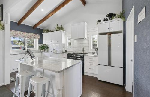 Waikanae House | Fishermans Cottage - Waikanae Beach
