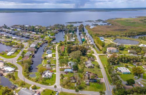 Cocoa House | Fishing Paradise Lake Poinsett Home with Deck!