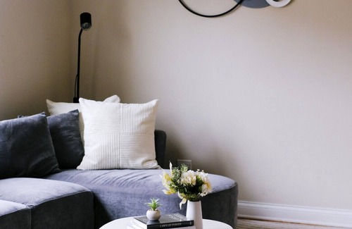 Irving Park East Apartment | Fitness Pad: Stylish 2BR with Gym in Chicago