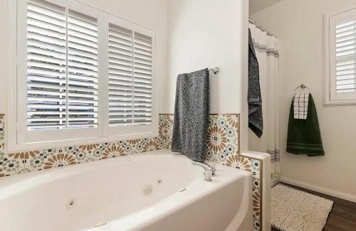 Big Bear House | Fitzy's Fir Lodge - Fun For the Whole Family, Dogs Welcome, Jacuzzi Tub