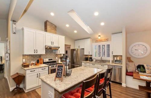 Big Bear House | Fitzy's Fir Lodge - Fun For the Whole Family, Dogs Welcome, Jacuzzi Tub