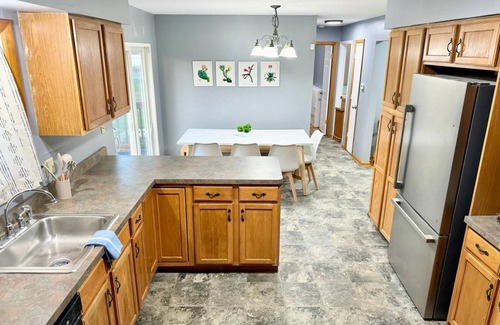 Rotterdam House | Five bedroom home with fully fenced yard and pool