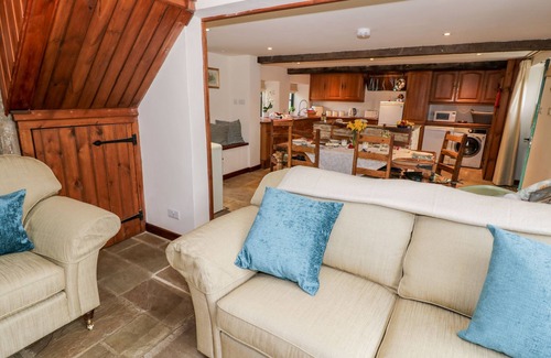 Elkstone Cottage | FIVE MILE HOUSE BARN, pet friendly, with open fire in Cirencester