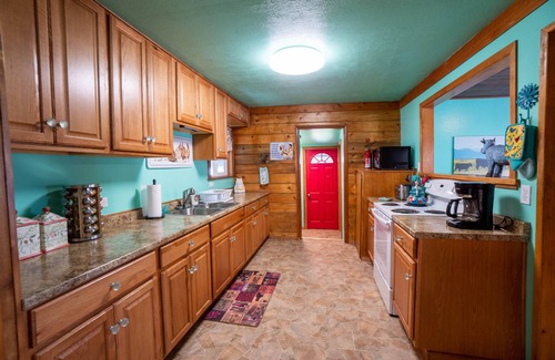 Fort Klamath Cottage | Five Minutes from Crater Lake National Park