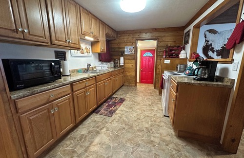 Fort Klamath Cottage | Five Minutes from Crater Lake National Park