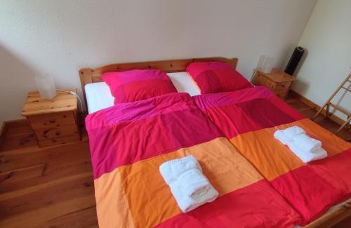 Hohenkirchen Apartment | Five Oaks - Rote Wohnung