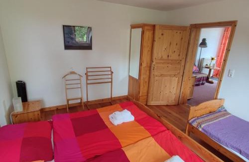 Hohenkirchen Apartment | Five Oaks - Rote Wohnung