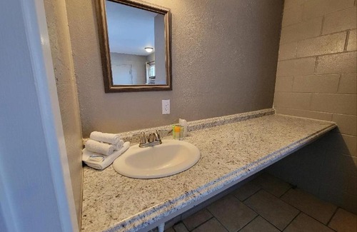 Eunice Hotel | Five Star Inn