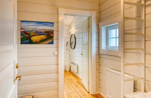 Breiddalsvik Villa | Fjordside Retreat Lodge