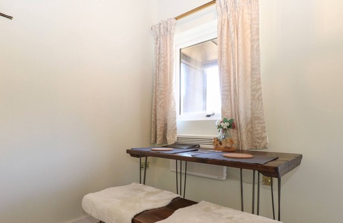 Aldermaston Wharf Apartment | FLAMENCO - NO. 7, pet friendly, with a garden in Goring-On-Thames