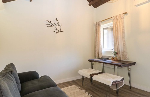Aldermaston Wharf Apartment | FLAMENCO - NO. 7, pet friendly, with a garden in Goring-On-Thames